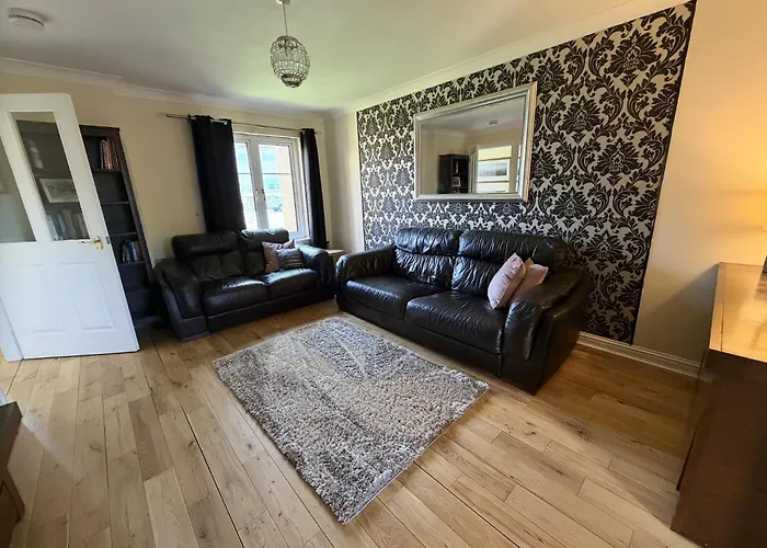 - Entire House - Free Parking , Free Super Fast Wifi , Private Garden & Parking Security Villa *