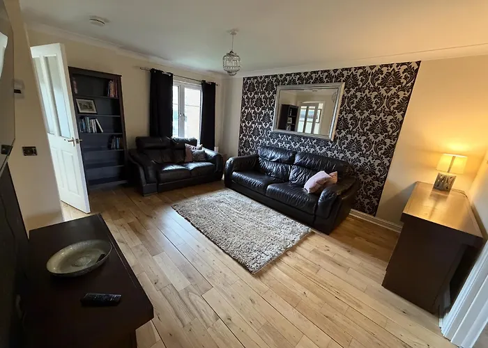 Villa - Entire House - Free Parking , Free Super Fast Wifi , Private Garden & Parking Security Glasgow