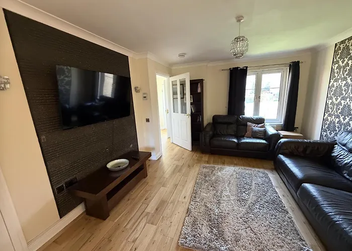 Willa - Entire House - Free Parking , Free Super Fast Wifi , Private Garden & Parking Security