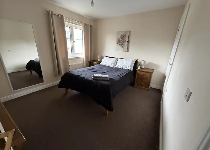 Willa - Entire House - Free Parking , Free Super Fast Wifi , Private Garden & Parking Security *