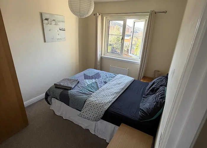 Willa - Entire House - Free Parking , Free Super Fast Wifi , Private Garden & Parking Security *