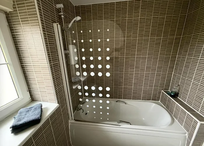 - Entire House - Free Parking , Free Super Fast Wifi , Private Garden & Parking Security Villa