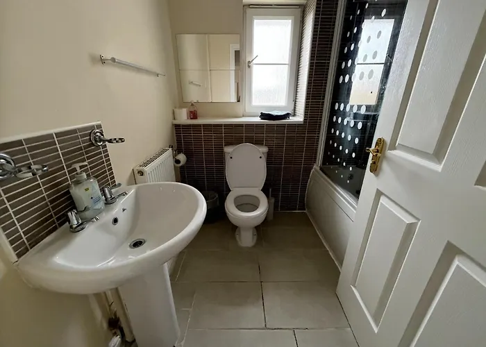 Villa - Entire House - Free Parking , Free Super Fast Wifi , Private Garden & Parking Security Glasgow