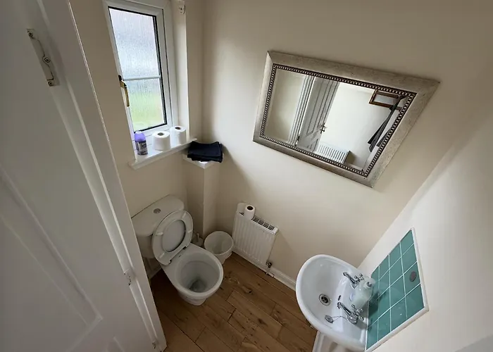 Willa - Entire House - Free Parking , Free Super Fast Wifi , Private Garden & Parking Security *