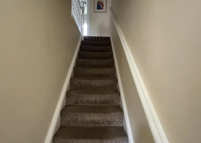 - Entire House - Free Parking , Free Super Fast Wifi , Private Garden & Parking Security *