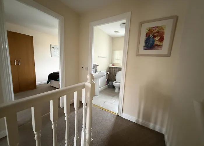 Villa - Entire House - Free Parking , Free Super Fast Wifi , Private Garden & Parking Security *