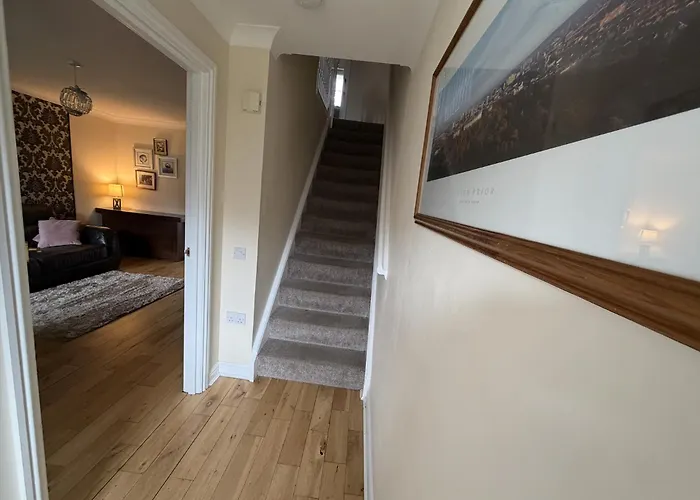 Willa - Entire House - Free Parking , Free Super Fast Wifi , Private Garden & Parking Security *