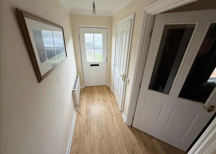 Willa - Entire House - Free Parking , Free Super Fast Wifi , Private Garden & Parking Security *