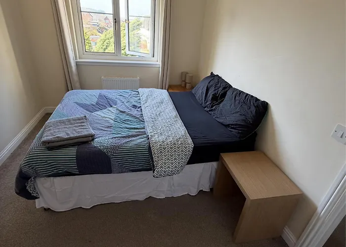 Villa - Entire House - Free Parking , Free Super Fast Wifi , Private Garden & Parking Security *