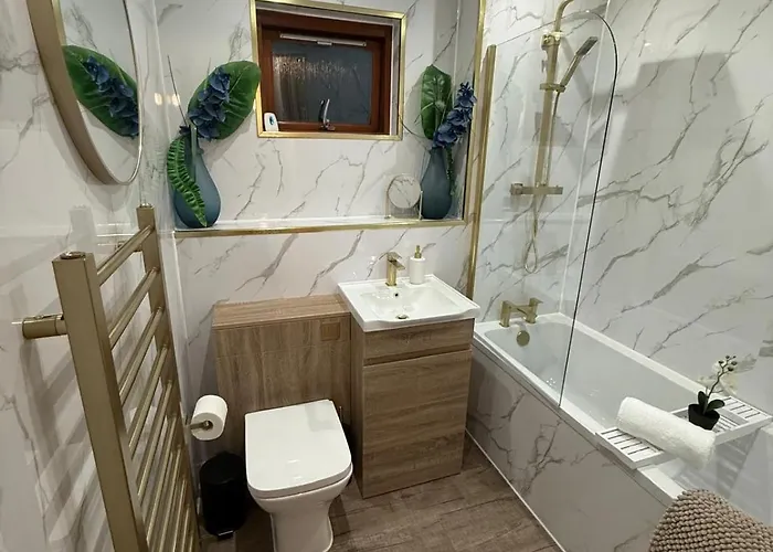 2 Bed Entire Upper Flat In