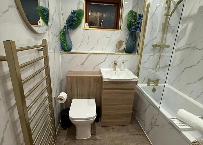 2 Bed Entire Upper Flat In Апартаменты