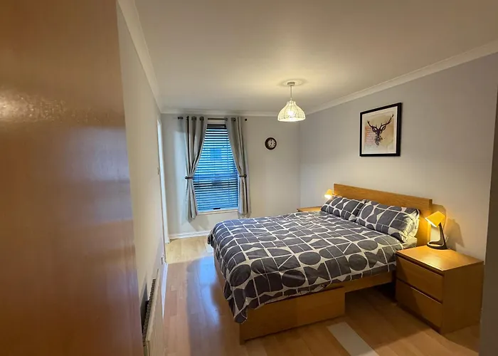 In Heart Of West End- Parking Space- Recent Refurb- Near And Kelvingrove Art Gallery * Glasgow