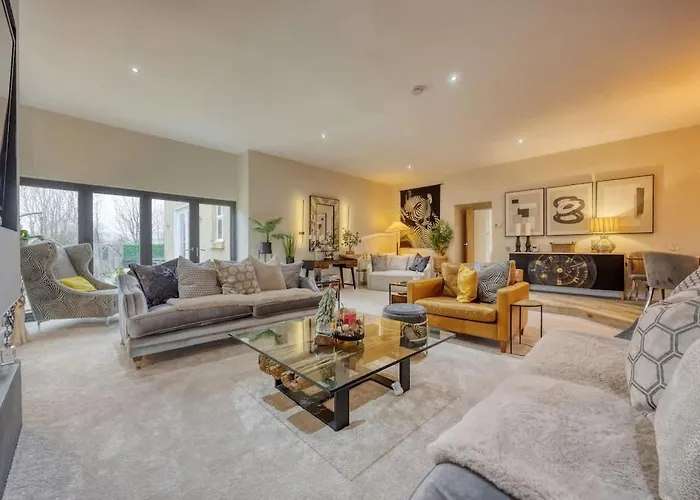 Beautiful 4 Bed Sandstone