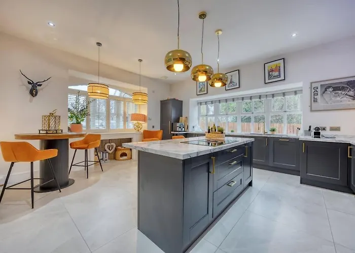 Beautiful 4 Bed Sandstone