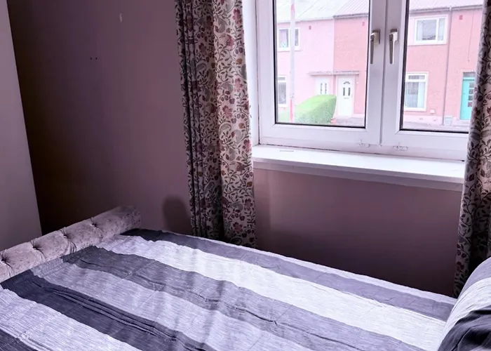 3 Bedroom House Newlands Глазго