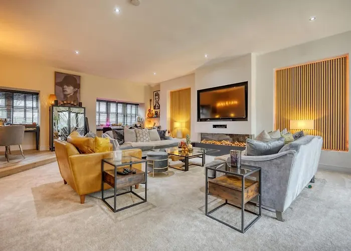 Дом отдыха Beautiful 4 Bed Sandstone *