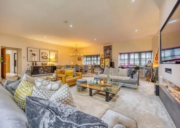 Beautiful 4 Bed Sandstone *