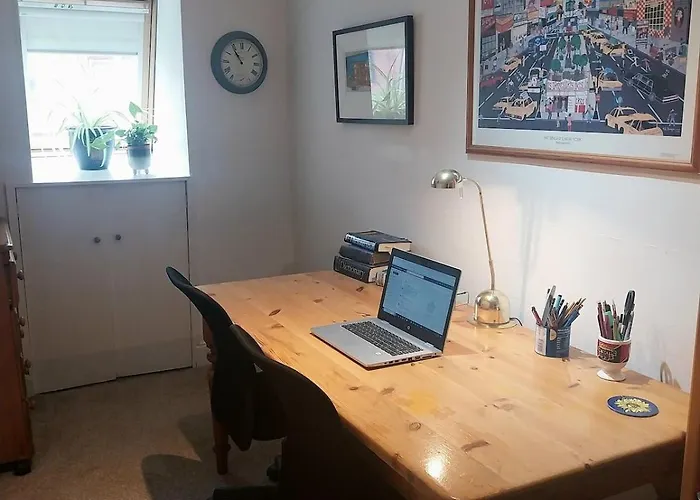 Beautiful Town House In Old Cathcart Village, Semesterbostad