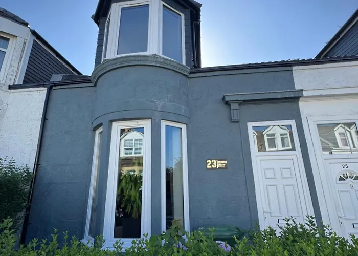 Charming 3-bedroom House Glasgow