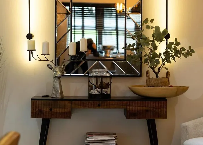 Дом отдыха Beautiful 4 Bed Sandstone