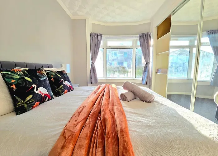 Bright And Cozy 3br Near Hampden Park *