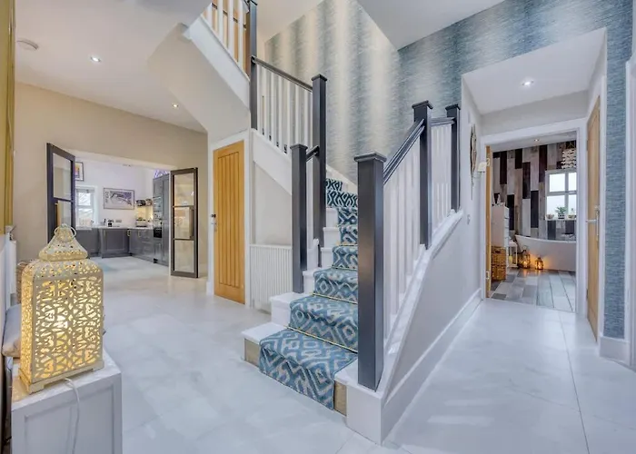 Beautiful 4 Bed Sandstone *