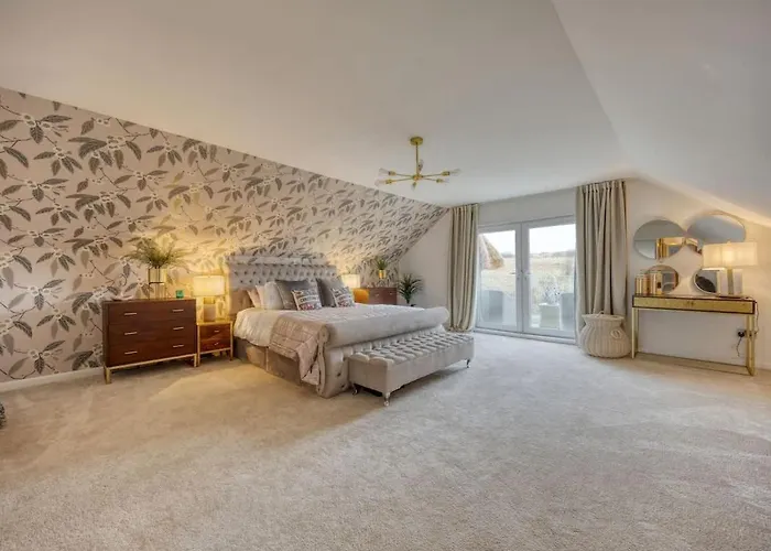 Beautiful 4 Bed Sandstone *