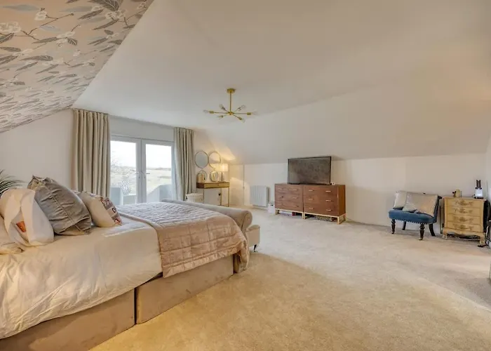 Beautiful 4 Bed Sandstone