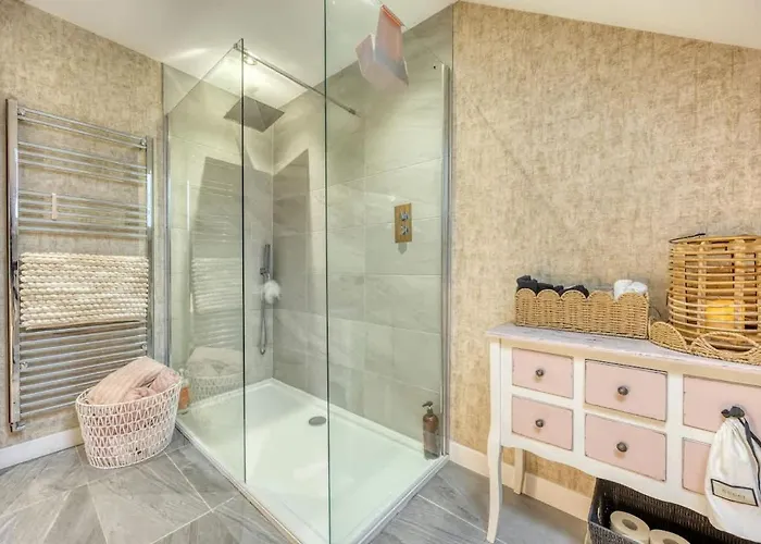 Beautiful 4 Bed Sandstone *