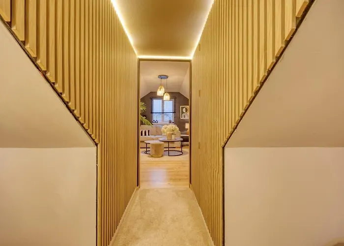 Beautiful 4 Bed Sandstone *