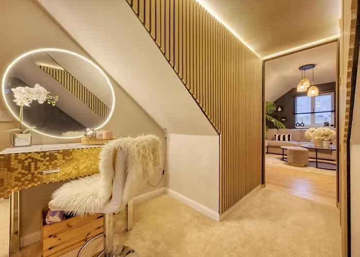 Beautiful 4 Bed Sandstone *