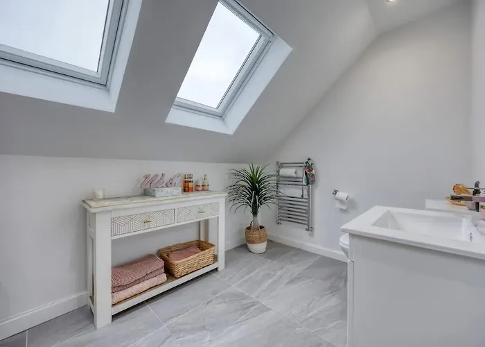 Beautiful 4 Bed Sandstone