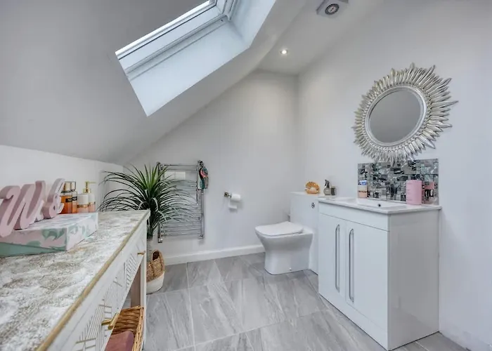 Beautiful 4 Bed Sandstone *