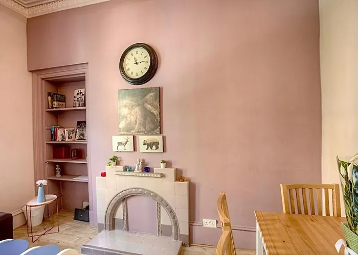 Homely 2 Bed Victorian West End Апартаменты