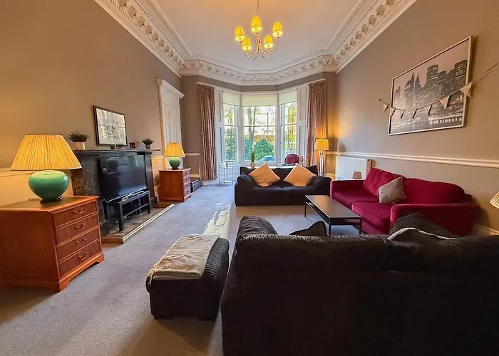 Spacious Three Storey West End - 3 Bedroom Apartment Glasgow