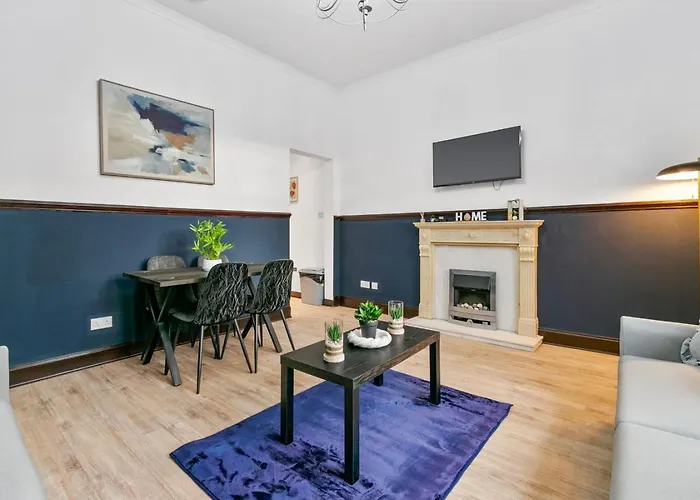 Free Parking - Sleeps 6 - 2 Bedrooms - Great Transport Links *