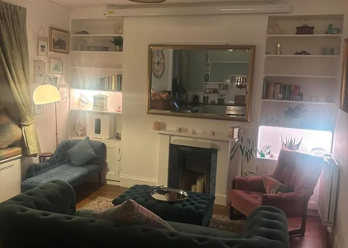 Stylish 2 Bedroom West End Flat *