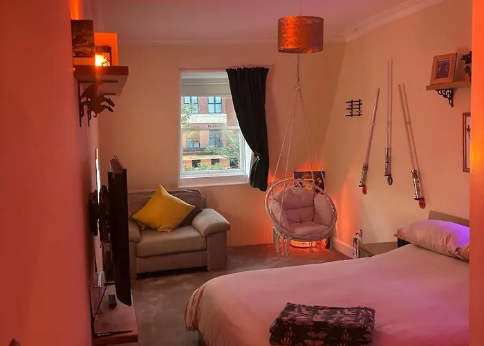 Апартаменты Stylish 2 Bedroom West End Flat