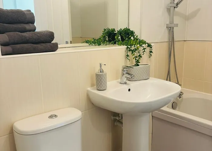 公寓 Modern Ground Floor 2 Bed Secure Parking & Perfect For City- Celticemirates Stadium *