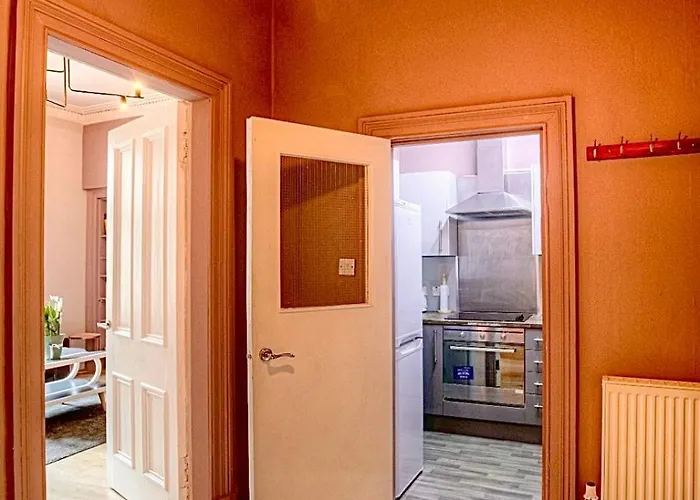 Homely 2 Bed Victorian West End