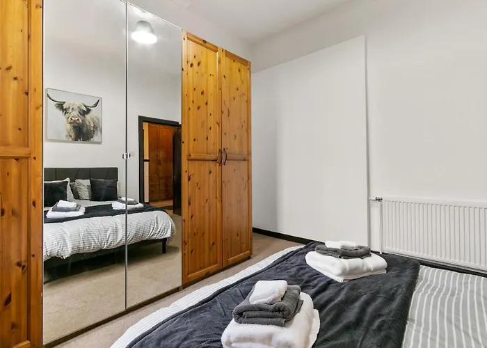 Free Parking - Sleeps 6 - 2 Bedrooms - Great Transport Links *