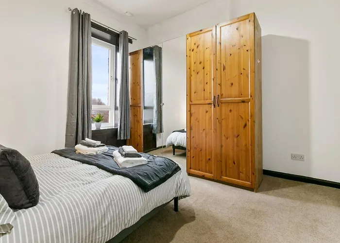 Apartment Free Parking - Sleeps 6 - 2 Bedrooms - Great Transport Links