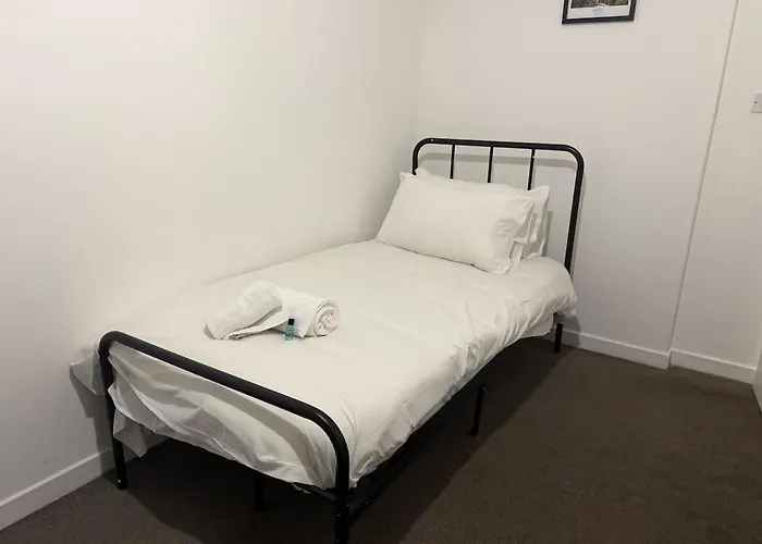 West End By Kelvingrove * Глазго