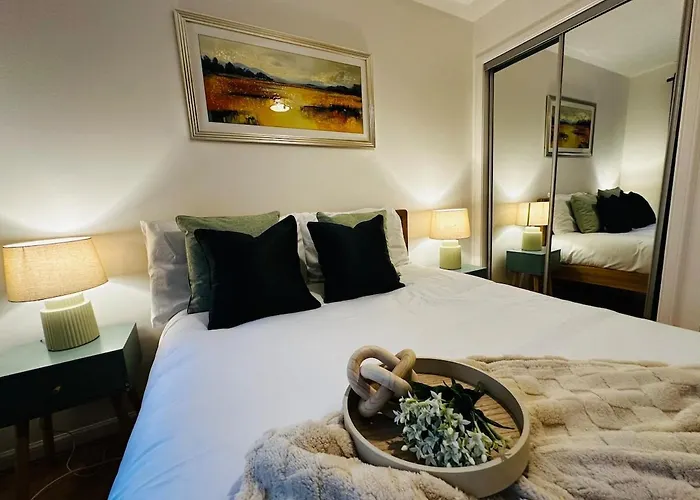 Modern 2 Bedroom Ground Floor Near Centre