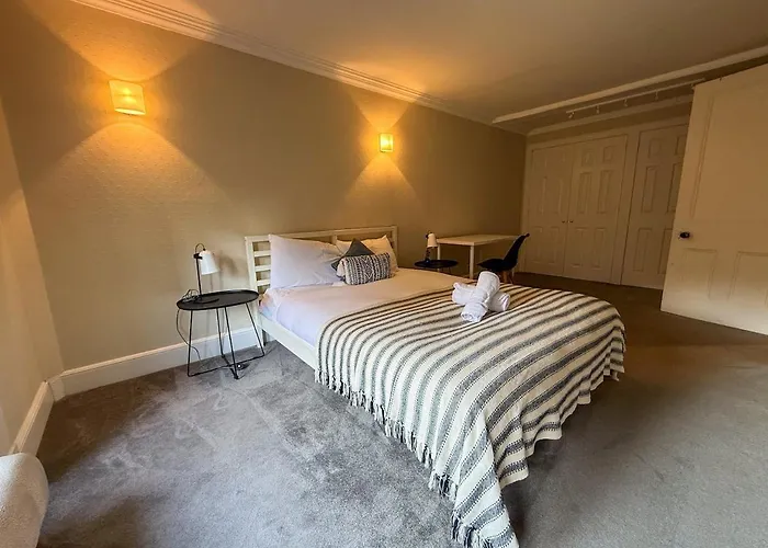 Spacious Three Storey West End - 3 Bedroom Apartment