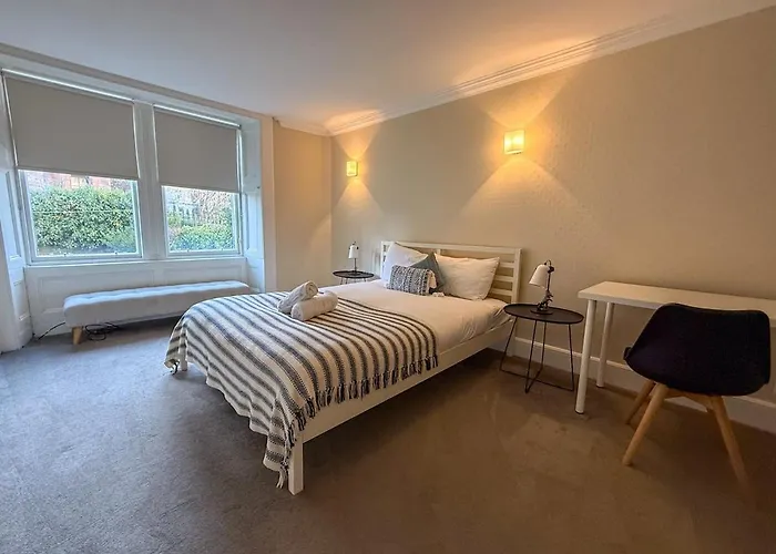 Apartment Spacious Three Storey West End - 3 Bedroom