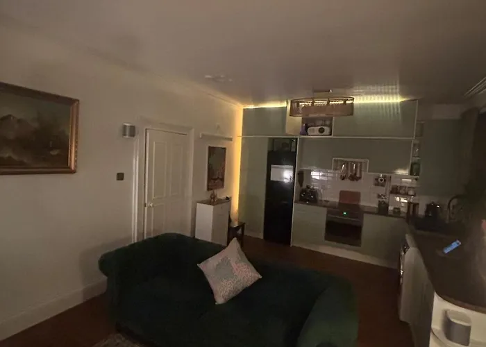 Stylish 2 Bedroom West End Flat Апартаменты