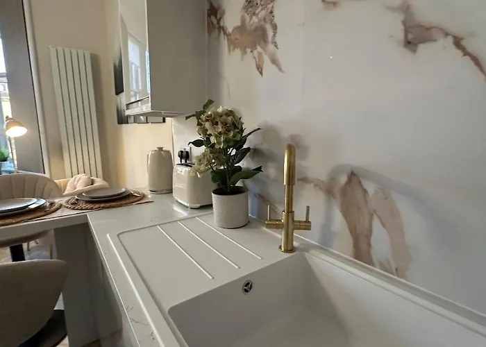 Romantic Brand New Flat, Centre