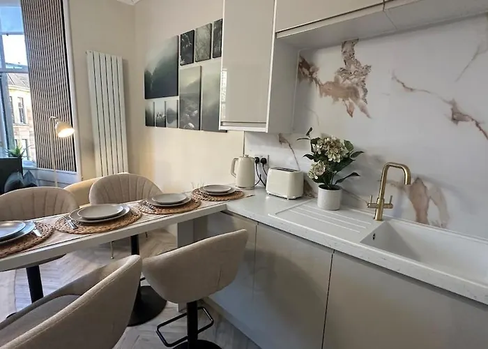 Romantic Brand New Flat, Centre