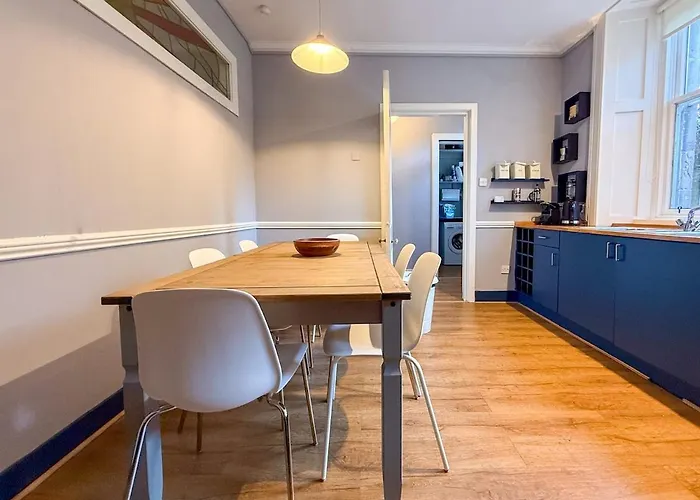 Apartment Spacious Three Storey West End - 3 Bedroom *